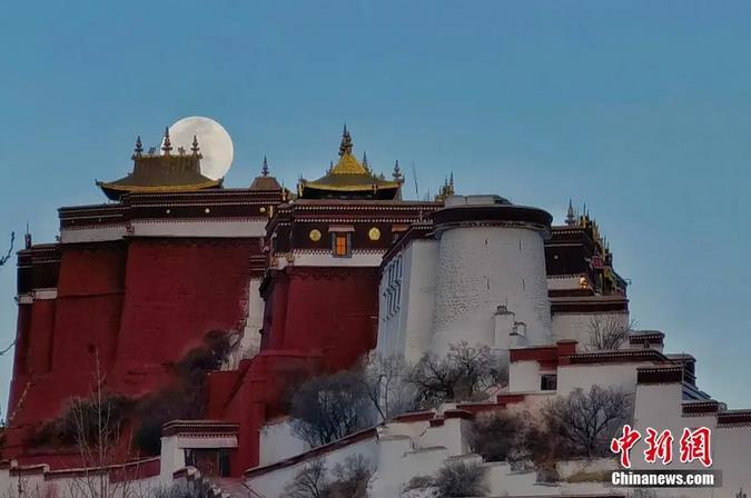 圖為一輪明月從布達拉宮上空緩緩升起。馬謙 攝