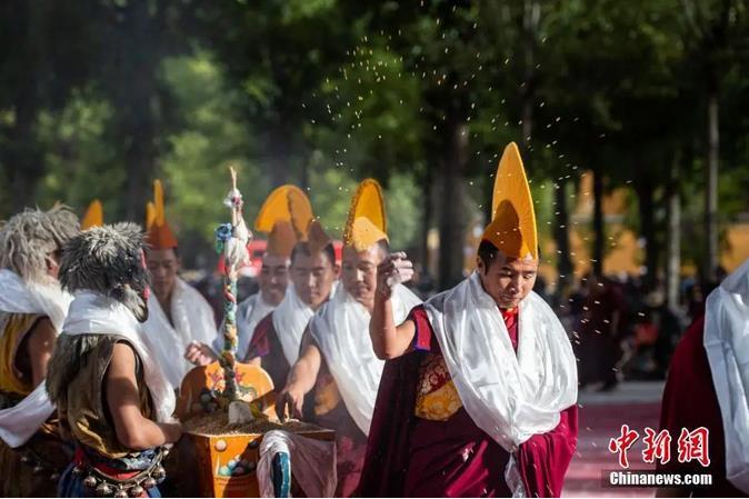 資料圖：扎什倫布寺跳神活動結(jié)束后，僧眾依次拋撒“切瑪”盒中的青稞祈福。<a target='_blank' ><p  align=