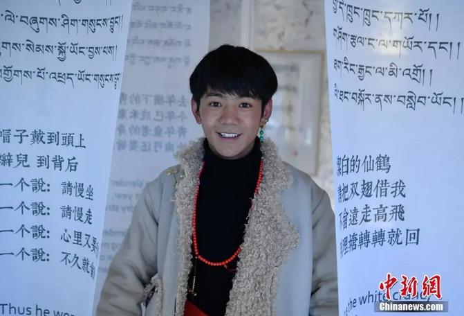 圖為丁真在理塘勒通古鎮(zhèn)倉央嘉措微型博物館里留影。<a target='_blank' ><p  align=