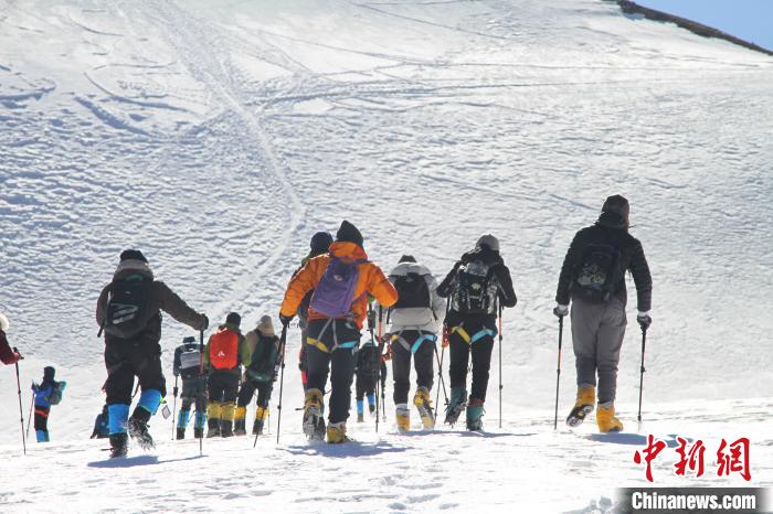 圖為2019年，普通民眾在洛堆峰體驗(yàn)登雪山活動(dòng)。資料圖 趙朗 攝