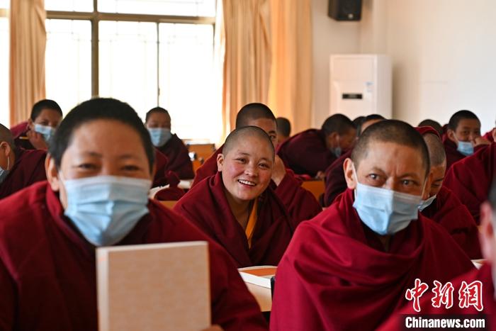 3月23日，記者走進(jìn)位于拉薩的西藏佛學(xué)院，探訪宗教學(xué)府的新學(xué)期。圖為西藏佛學(xué)院尼眾部學(xué)員等待上課。<a target='_blank' ></p><p  align=