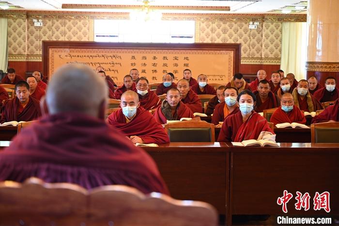 3月23日，記者走進(jìn)位于拉薩的西藏佛學(xué)院，探訪宗教學(xué)府的新學(xué)期。圖為佛學(xué)院學(xué)員正在上課。<a target='_blank' ></p><p  align=