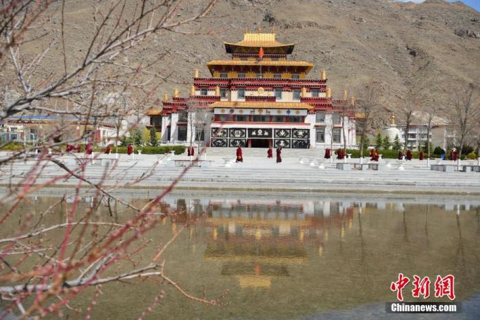 3月23日，西藏佛學(xué)院開學(xué)第二日，<a target='_blank' >中新社</a>記者前往學(xué)院探訪了少年活佛班、尼眾部等，走進(jìn)了他們的課堂。該學(xué)院有來自藏傳佛教格魯派、寧瑪派等各個教派的僧尼，900余人在此學(xué)習(xí)。圖為西藏佛學(xué)院內(nèi)景。<a target='_blank' >中新社</a>發(fā) 貢嘎來松 攝