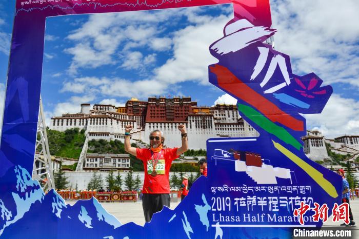 資料圖為2019年8月18日，拉薩舉行半程馬拉松賽。　江飛波 攝