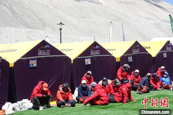 5月9日，登山隊(duì)員在珠峰北坡登山大本營歇息?！∪轿木?攝