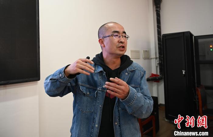 圖為西藏大學(xué)教授寧長春授課宣講。