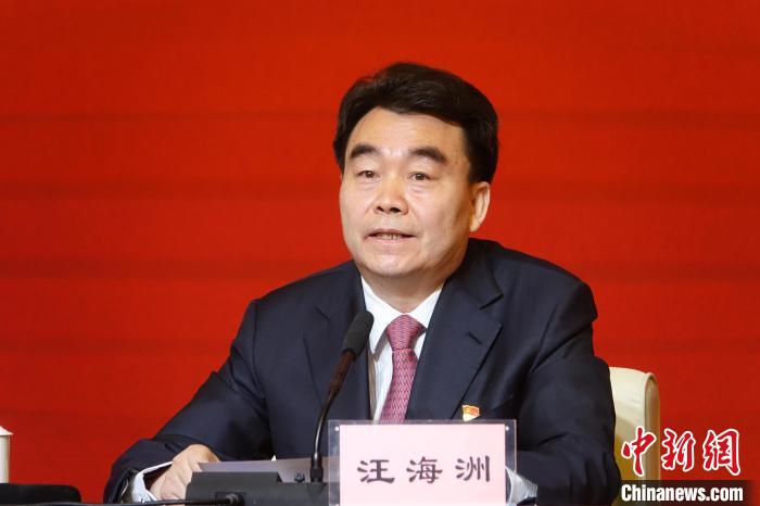 汪海洲在發(fā)布會(huì)上介紹西藏自治區(qū)黨史學(xué)習(xí)教育開展情況。　冉文娟 攝