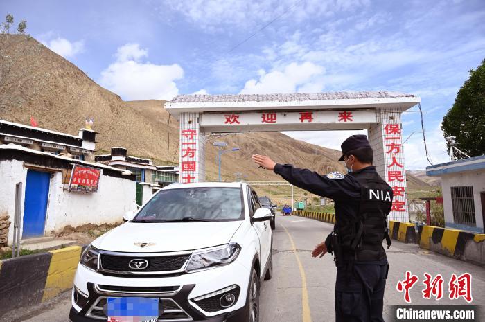 圖為移民管理警察示意司機(jī)停車(chē)接受檢查?！≮w朗 攝
