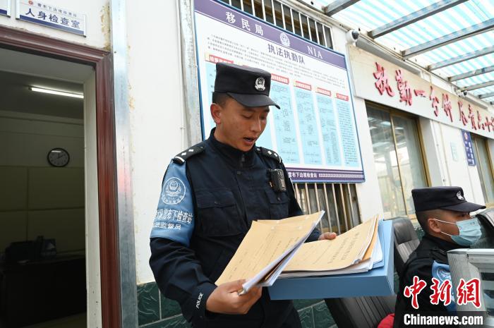 圖為洛桑朗嘎向記者展示卷宗?！≮w朗 攝