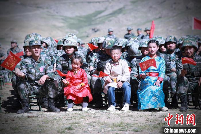 圖為駐地小朋友參加此次活動?！?普布扎西 攝
