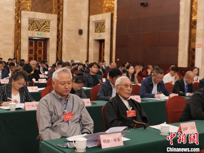 圖為西藏自治區(qū)各族各界慶祝中國(guó)共產(chǎn)黨成立100周年座談會(huì)現(xiàn)場(chǎng)?！≈x牧 攝