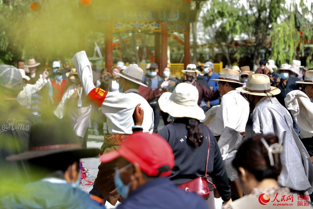 拉薩市民在宗角祿康公園跳鍋莊舞。人民網(wǎng) 次仁羅布攝