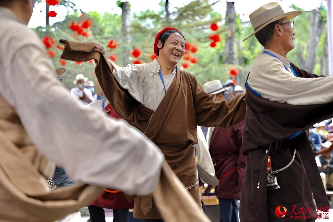 拉薩市民在宗角祿康公園跳鍋莊舞。人民網(wǎng) 次仁羅布攝