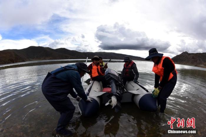 圖為科考隊員準(zhǔn)備乘快艇前往浪錯湖中心開展科考作業(yè)。 <a target='_blank' ><p  align=