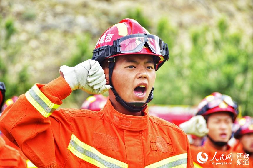 消防指戰(zhàn)員重溫入隊誓詞。人民網(wǎng) 李海霞 攝