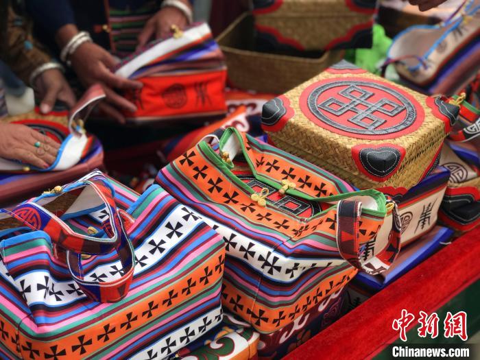 圖為打隆物交會(huì)上售賣的民族手工藝品?！∪轿木?攝