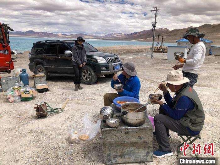 在“世界屋脊”上作業(yè)，中國科考隊員衣、食、住、行有何特色？