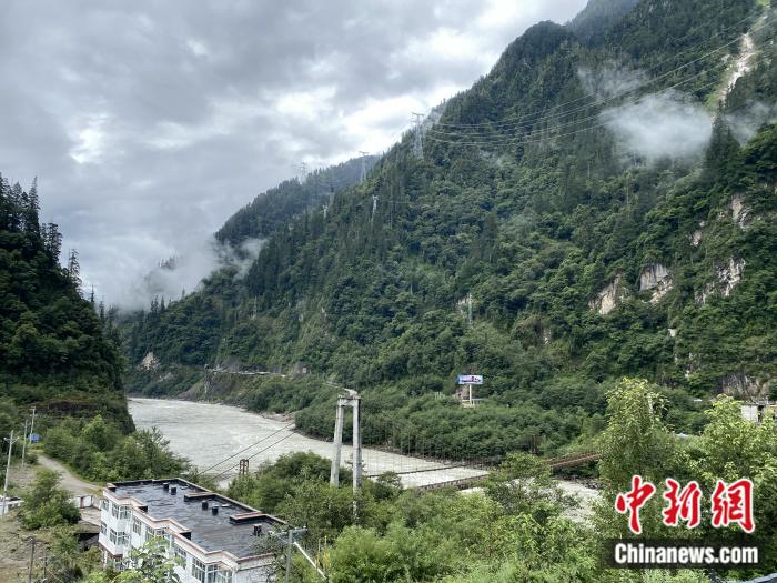 險山急流中的兩座橋。彭寧鈴 攝