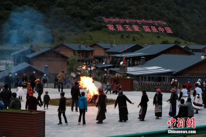 圖為8月5日，玉麥鄉(xiāng)民眾在鄉(xiāng)里跳鍋莊舞，從前的“三人鄉(xiāng)”熱鬧起來了。 <a target='_blank' ></p><p  align=