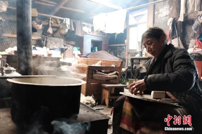 圖為8月6日，60歲的卓嘎在玉麥鄉(xiāng)牧場放牧點制作奶渣。 <a target='_blank' ></p><p  align=