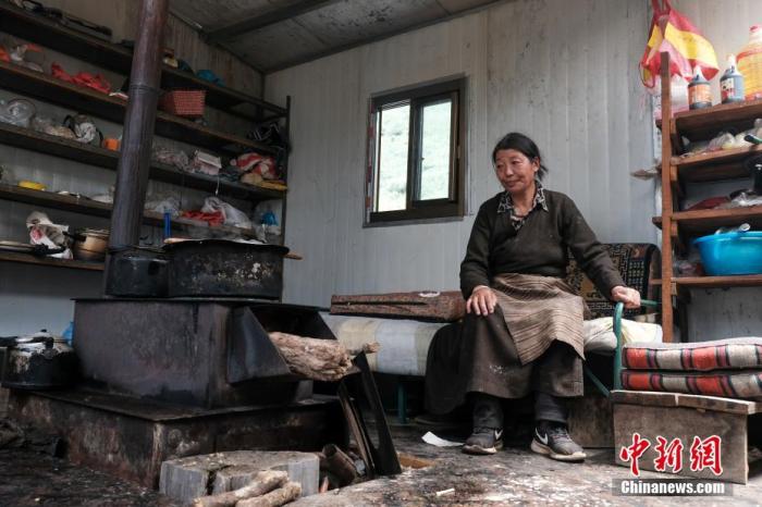 圖為8月6日，“玉麥姐妹”央宗在自家牧場放牧點的小屋里，她傳承了父親的生活習(xí)慣，喜歡待在牧場。 <a target='_blank' ></p><p  align=