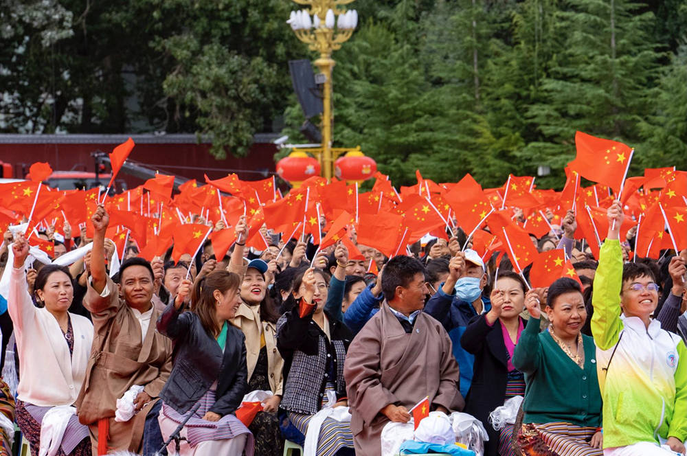 8月19日10時，慶祝西藏和平解放70周年大會在拉薩市布達(dá)拉宮廣場隆重舉行。徐馭堯 攝