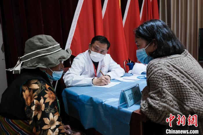 北京大學(xué)第一醫(yī)院教授、主任醫(yī)師霍勇在義診現(xiàn)場(chǎng)接診?！〗w波 攝