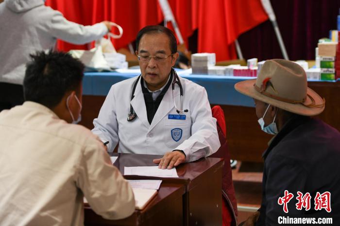 北京大學(xué)人民醫(yī)院心臟中心副主任、博士生導(dǎo)師王偉民為農(nóng)牧民問(wèn)診?！〗w波 攝