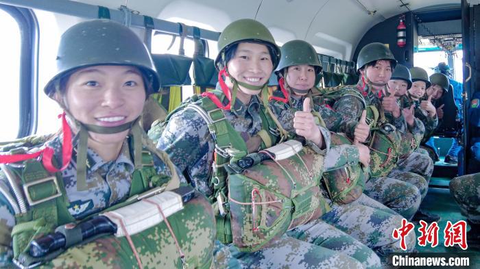圖為女兵們?cè)谥鄙龣C(jī)上準(zhǔn)備跳傘?！⊥跏鰱| 攝
