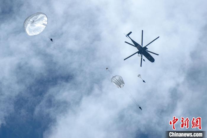 圖為傘降女兵在空中開(kāi)傘?！⊥跏鰱| 攝