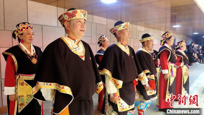 圖為西藏老年舞蹈隊在后臺準備上場。　貢桑拉姆 攝