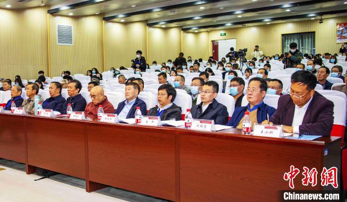 圖為與會(huì)專(zhuān)家學(xué)者聽(tīng)會(huì)?！钪覍?攝