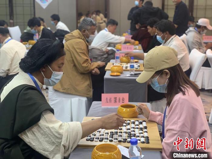 圖為參賽選手正在進行藏棋對弈?！≈x牧 攝