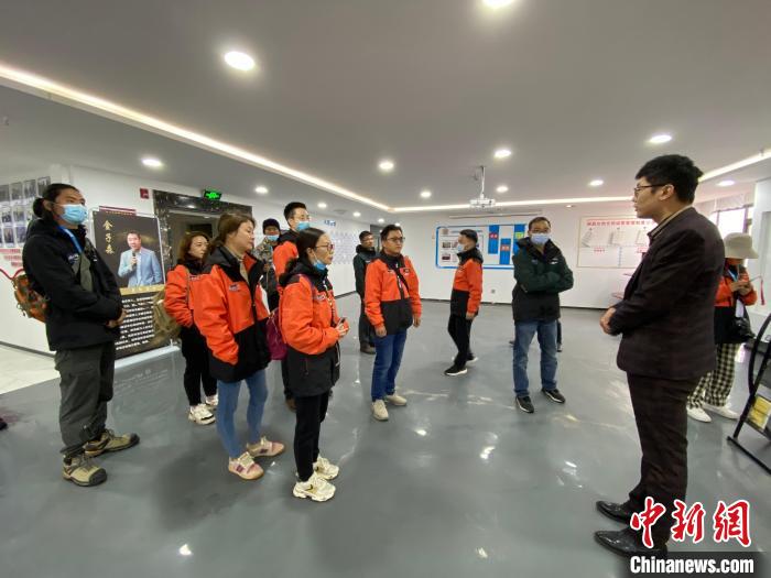 圖為2021瀾湄萬(wàn)里行中外媒體在昌都新區(qū)采訪。　李江寧 攝