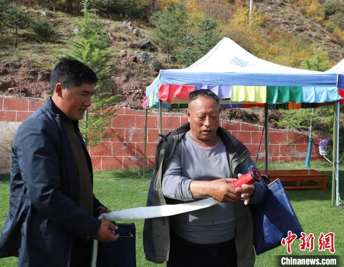 圖為護林員操作體驗滅火裝備?！〔际猩窒乐ш?供圖