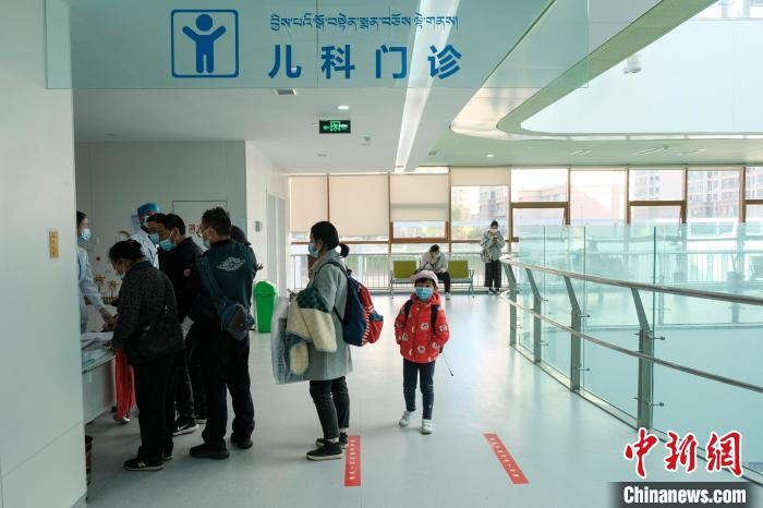 圖為兒科義診接診現(xiàn)場?！〗w波 攝