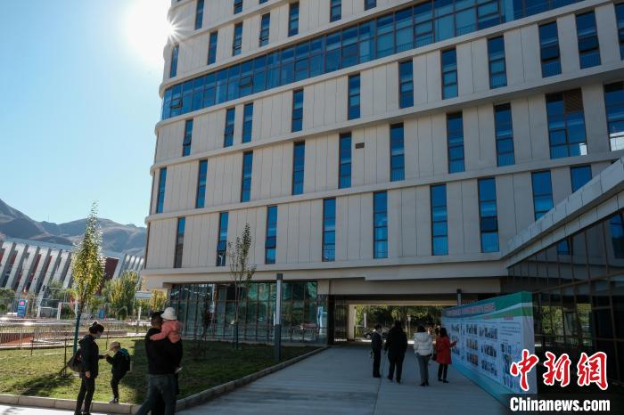 因疫情防控需要，此次義診活動進行了人數(shù)限定。圖為西藏民眾帶著孩子到醫(yī)院就診?！〗w波 攝
