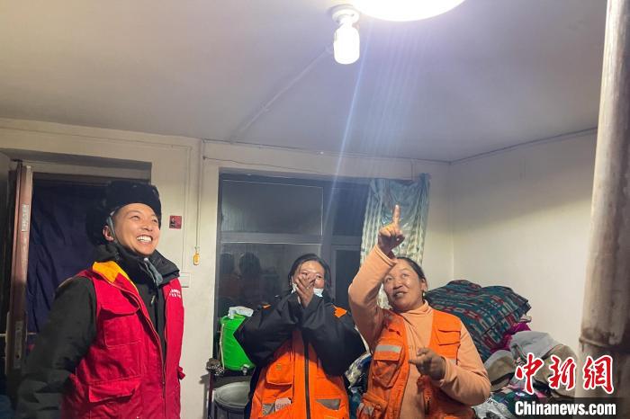 青藏公路109道班接入大網(wǎng)電?！?閆昱翰 　攝