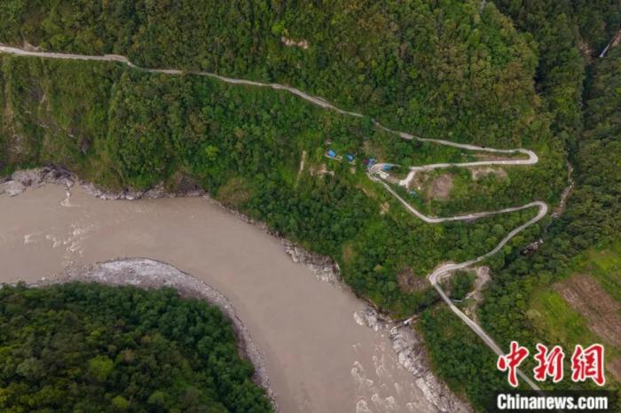 雅魯藏布江一側(cè)的墨脫公路。