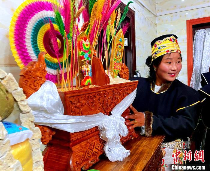 圖為藏族姑娘端著吉祥切瑪?！∪轿木?攝
