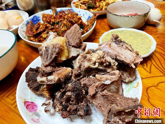 圖為除夕之夜的大餐?！∪轿木?攝