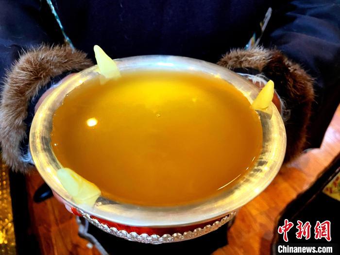 圖為青稞酒?！∪轿木?攝