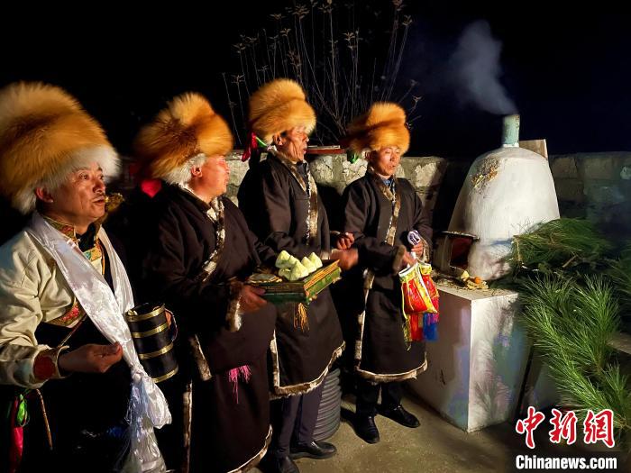 圖為除夕之夜進(jìn)行的驅(qū)鬼儀式?！∪轿木?攝