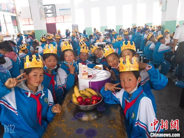 圖為加查縣安繞鎮(zhèn)小學(xué)學(xué)生集體過六一兒童節(jié)?！“怖@鎮(zhèn)小學(xué)供圖