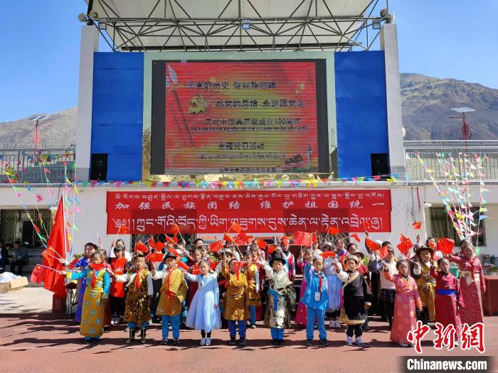 圖為加查縣安繞鎮(zhèn)小學(xué)各民族代表學(xué)生齊唱紅歌?！“怖@鎮(zhèn)小學(xué)供圖