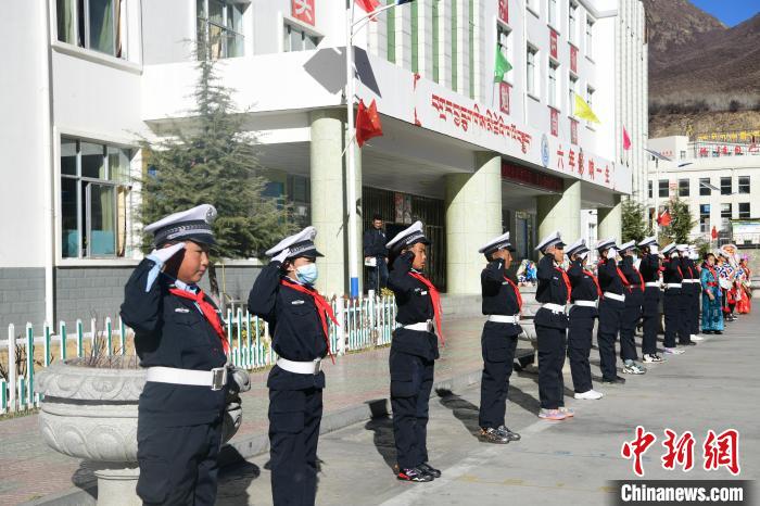 圖為加查縣安繞鎮(zhèn)小學(xué)學(xué)生爭當(dāng)“小交警”體驗交警工作?！∝暩聛硭?攝