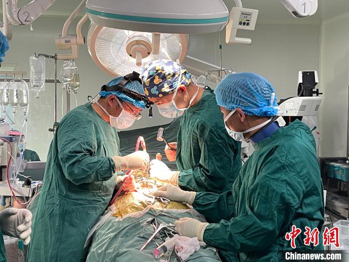 圖為在北京援藏醫(yī)療隊專家指導下，多項新技術(shù)使用到脊柱疾病的手術(shù)中。(資料圖) 拉薩市人民醫(yī)院脊柱外科供圖