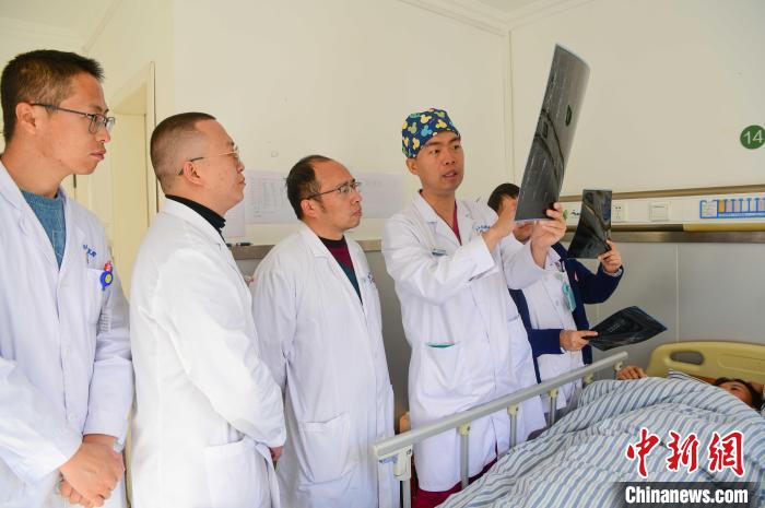 圖為醫(yī)療援藏專家何蔚(站右二)與馮敬云(左二)、廖濤(左三)等人討論患者病情。(資料圖) 貢嘎來松 攝