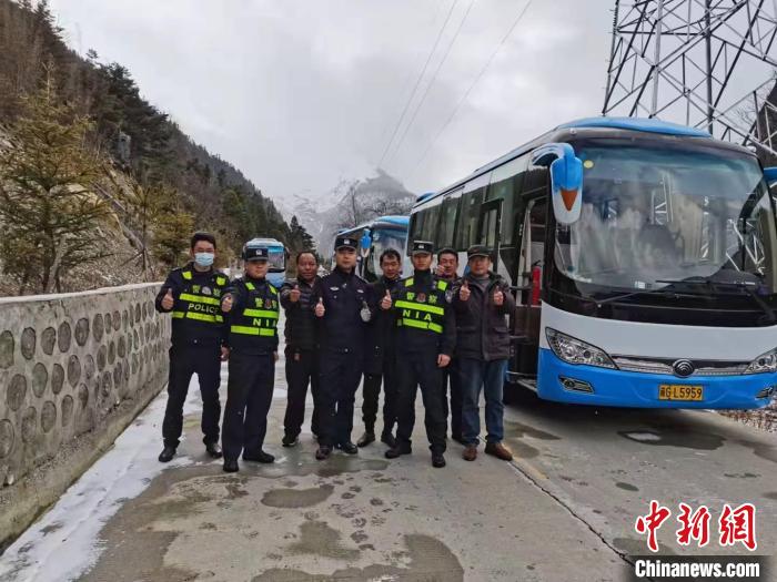 救援成功后，司機(jī)們與邊境派出所民警合影?！±罱ǚ?攝
