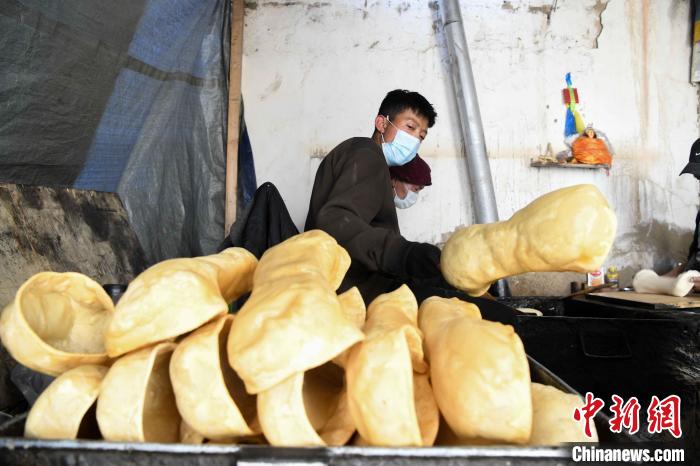 圖為拉薩手藝人制作藏歷新年供品“德卡”?！∝暩聛?lái)松 攝